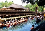 Balineses purificandose en Tirta Empul- Bali
aguas sagradas bali tirta empul