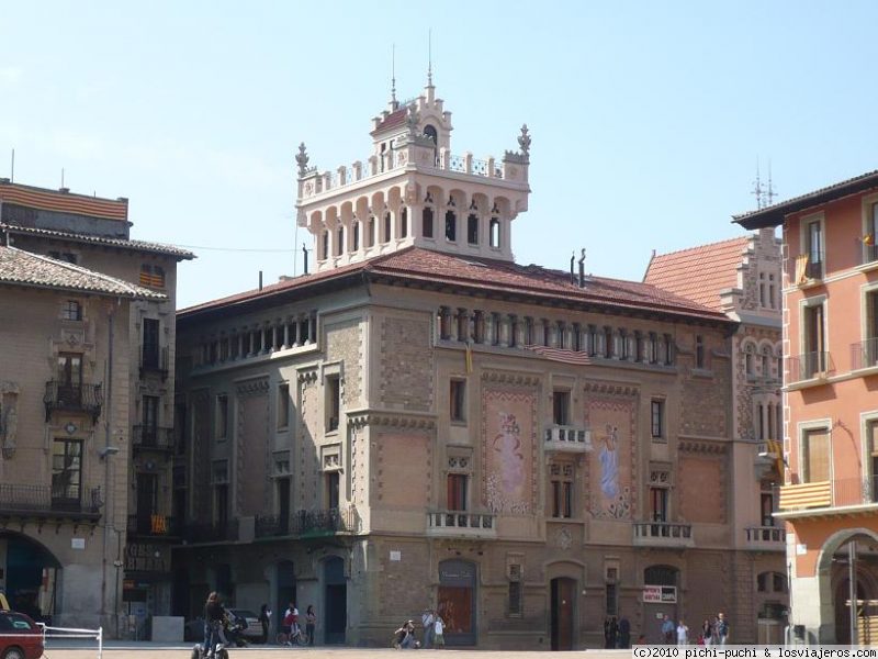 Viajar a  España: Ropa - Casas señoriales en la Plaza mayor de Vic (Osona) (Ropa)