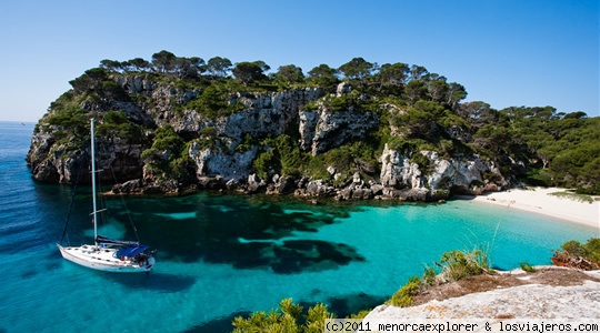 Menorca
Una de las playas más fotografiadas de todo el archipielago balear. Se trata de la famosa playa de Macarella donde se grabó el spot publicitario de Estrella Damm el verano de 2010.
