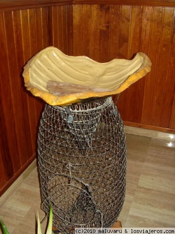 Pila bautismal - Caleta de Sebo
Pila bautismal construida con el caparazón de una tortuga y útiles de pesca, que se encuentra en la iglesia de Caleta de Sebo en Isla Graciosa.
