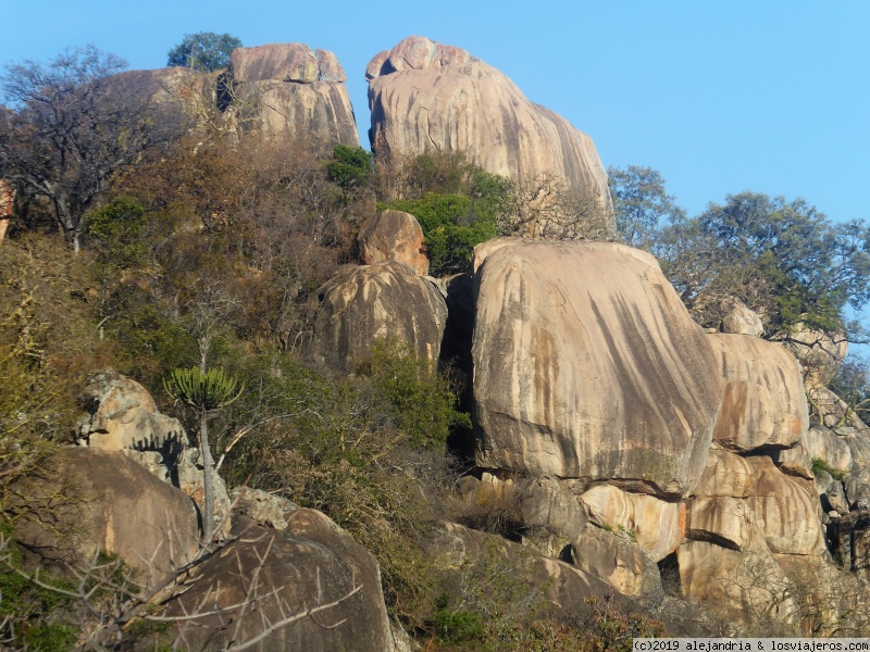 Viajar a  Zimbabwe: Traje Tipico - Kopjes -PN Matobos (Traje Tipico)