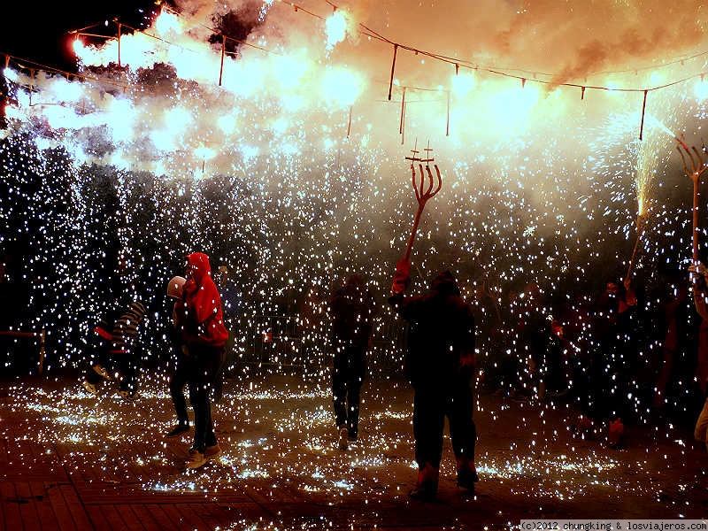 Viajar a  España: Duchas - ducha de fuegos en un correfoc en Barcelona (Duchas)