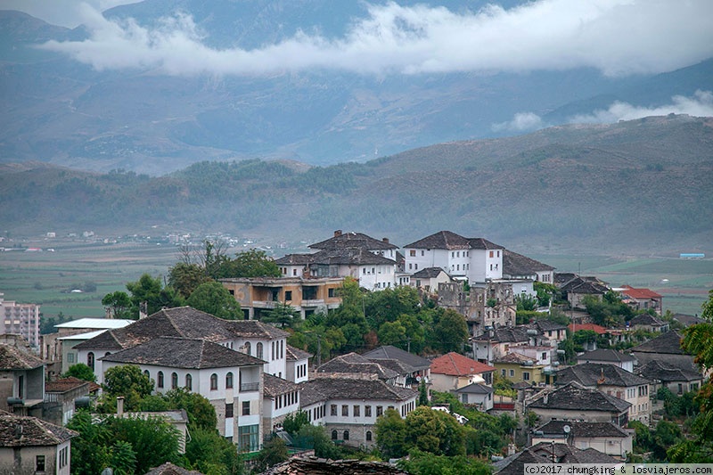 QUE NO SE DIGA QUE NADIE VA A ALBANIA