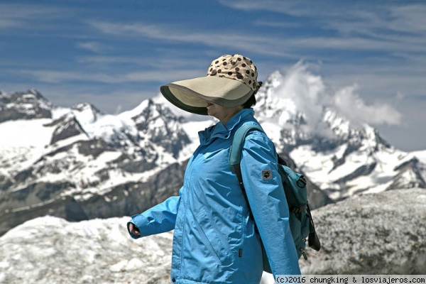 a 2900 metros por el monte Eggishorn
señora china buscando un bar en traspaso en la cima del Eggishorn. En el interior de la visera lleva impreso un mapa topográfico de los Alpes.
