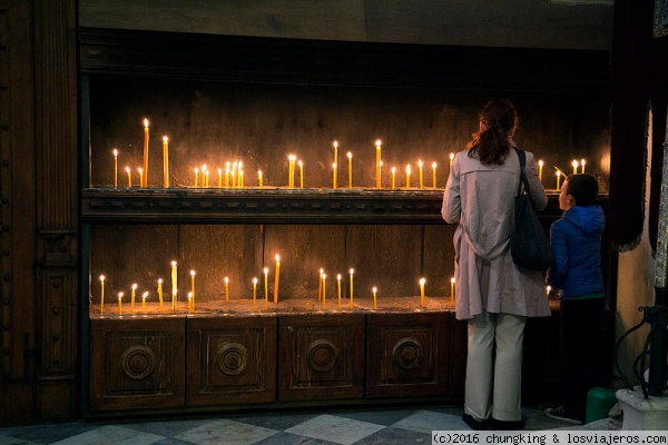 en el interior de la iglesia de San Nicolás de Kotor
unas velas a .....
