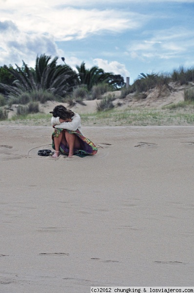 consigo misma en un círculo en la playa
Chica ovillada en Punta fria Piriápolis Uruguay
