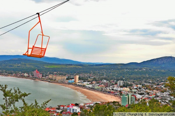 Bahía de Piriápolis y una telesilla bamboleante
Bahía de Piriápolis y una telesilla bamboleante que sube al cerro de san antonio
