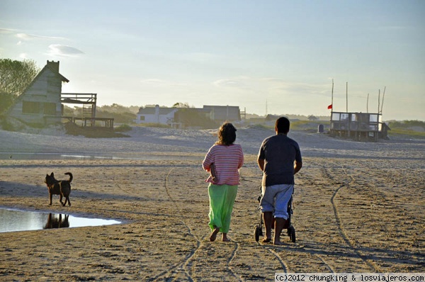pareja con carrito de bebé de paseo por la playa
playa de Valizas al atardecer

