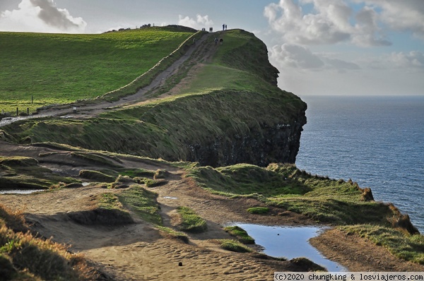 Camino de los acantilados de Moher
En el oeste de Irlanda, los 8 kms de acantilados de Moher, de 120 m de altura
