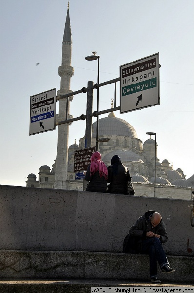 al pie del puente de Gálata de Estambul con la mezquita nueva de Eminonu al fondo
al pie del puente de Gálata de Estambul con la mezquita nueva de Eminonu al fondo
