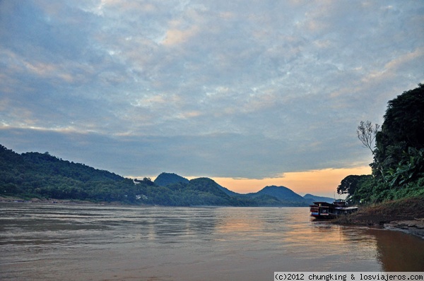 atardecer del Mekong
cae la noche en el Mekong
