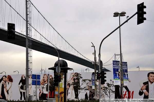 bajo el puente del Bósforo en Ortakoy
bajo el puente del Bósforo en Ortakoy
