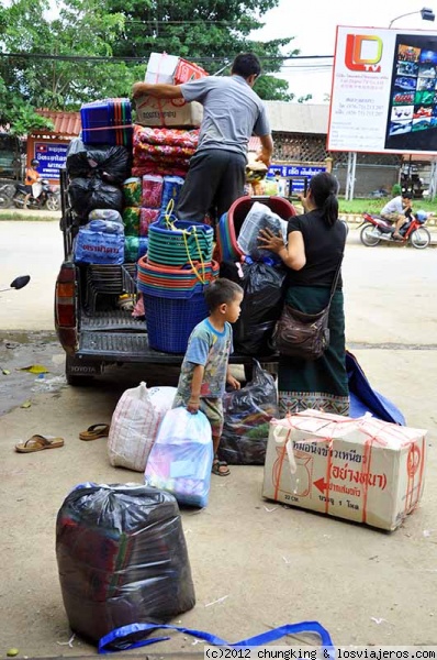 cadena de trabajo Laosiana
recogiendo la mercancía tras el día de mercado en Luang Prabang

