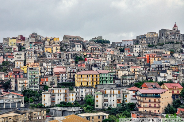 Castiglione de Sicilia
las casas apiñadas de Castiglione de Sicilia
