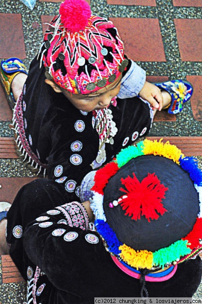 niños en el Doi Suthep
niños de tribus de las montañas, en las escaleras de subida al Doi Suthep
