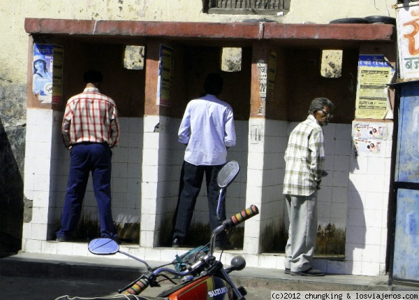 dos meones descabezados y uno entero
foto poco glamurosa de la India
