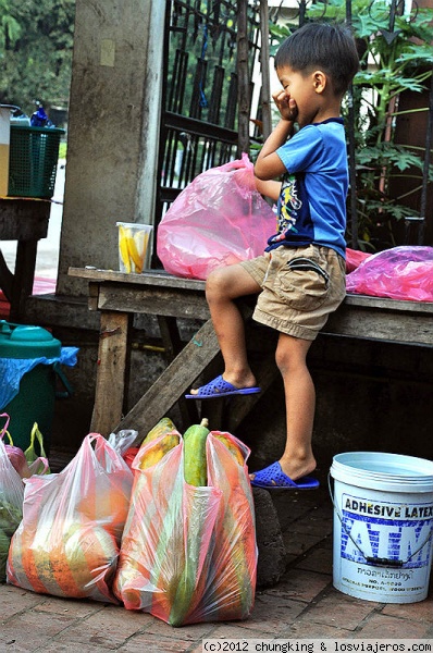 Laos: el peque y las bolsas de la compra
escena de Laos: un peque y unas bolsas de la compra
