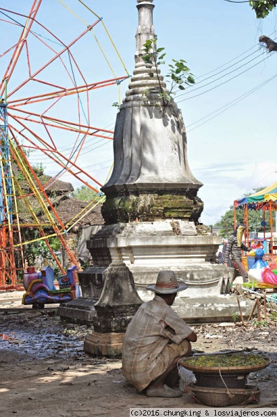 feria de Sukhothai
hombre acuclillado mirando desmontaje de feria en Sukhothai
