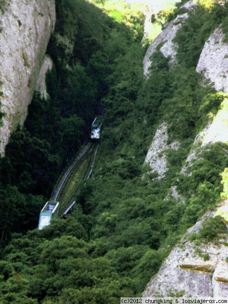 cremallera de montserrat
montaña con la cremallera abierta
