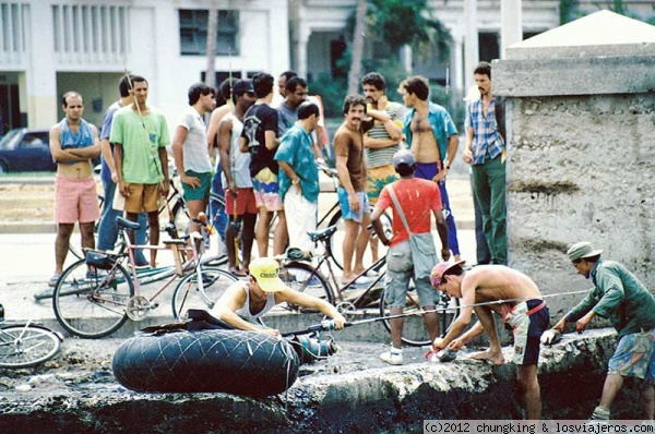 preparando el neumático para la pesca
Malecón de la Habana
