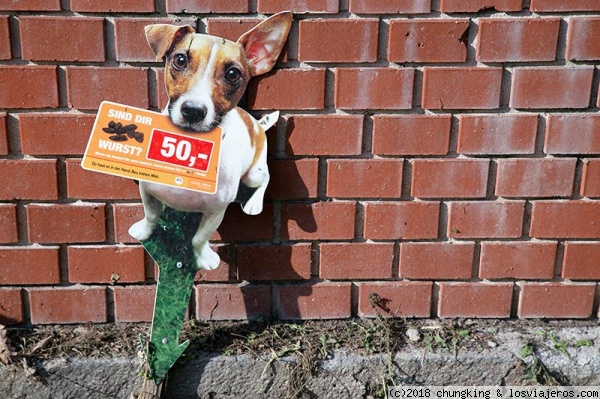 avisos en parques y zonas verdes de Viena
la nota del perro pregunta sobre salchichas
