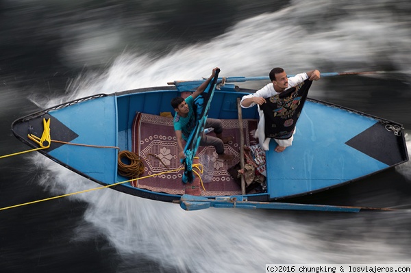 vendedores intrépidos del Nilo
tras amarrar sus barcas a las motonaves, venden sus productos negociando y regateando con los pasajeros de las cubiertas
