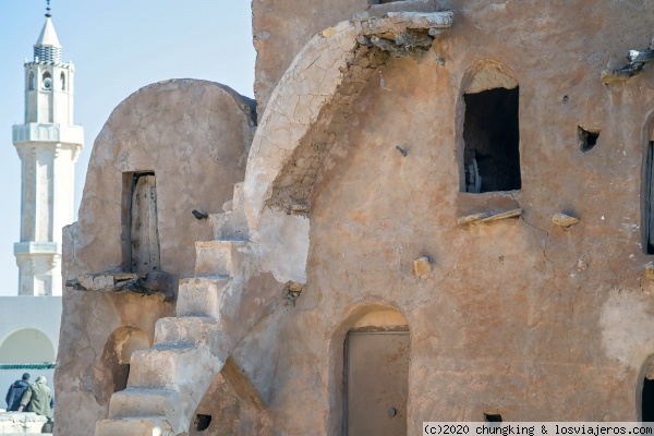 ksar ouled soltane
quizás el más grande y famoso granero fortificado del sur de Tunez, popularizado como muchos otros por haber aparecido en la saga de la Guerra de las Galaxias.
