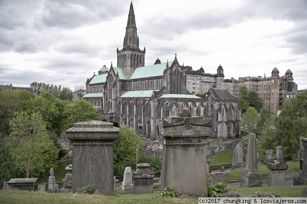 catedral gótica de Glasgow
del siglo XII, es la única que sobrevivió en Escocia la reforma protestante del siglo XVI. La perspectiva es desde el parque cementerio de la Necrópolis.
