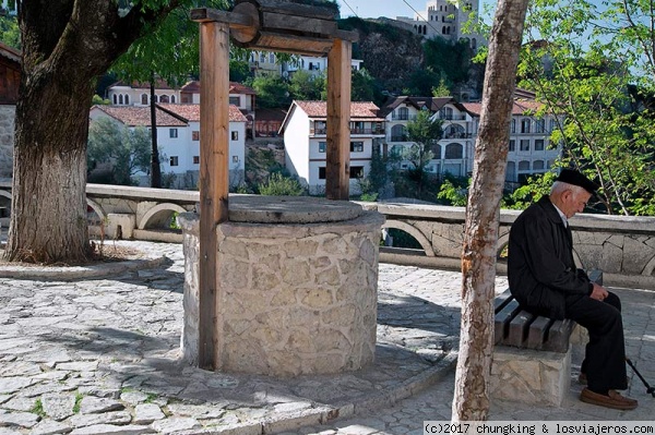 árbol, pozo, y anciano
en un rincón de Kruja
