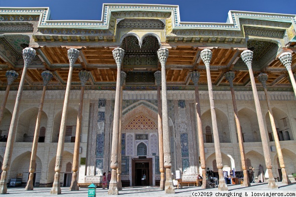 fachada de mezquita
Mezquita de Bolo Hauz en Bujará
