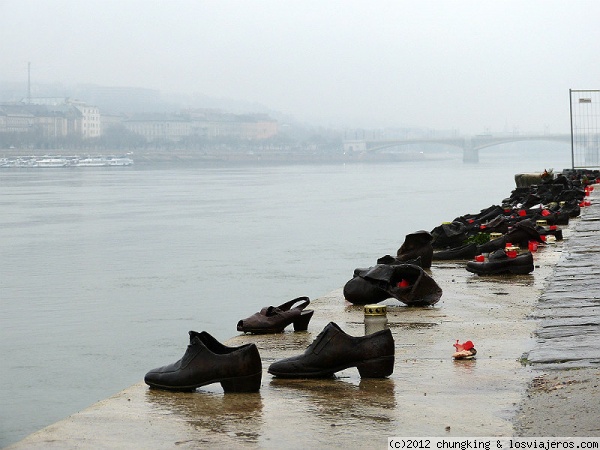 monumento commemorativo de los zapatos a orillas del Danubio
monumento commemorativo de los zapatos a orillas del Danubio
