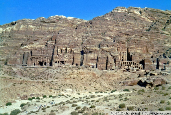 fusión con la naturaleza
el fabuloso mimetismo de los edificios esculpidos en la roca de Petra
