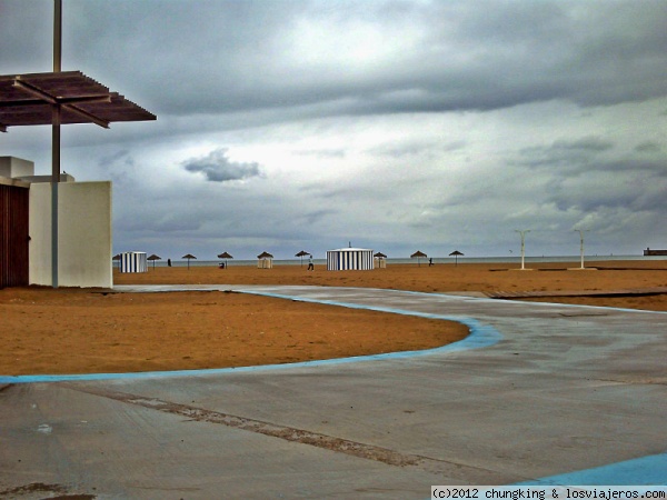 malvarrosa nublada
playa de malvarrosa en día lluvioso
