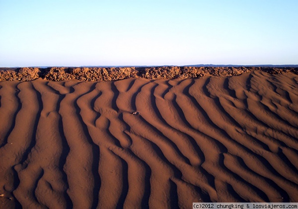 arena contra piedra
pequeña duna formada contra un muro del pueblo. M'hamid Marruecos
