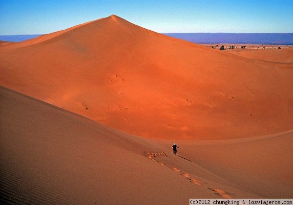 chungking bajando una duna de Erg Chigaga en M'hamid Marruecos
chungking bajando una duna de Erg Chigaga en M'hamid Marruecos
