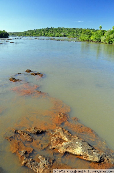 río Iguazú antes de caer
río Iguazú antes de caer
