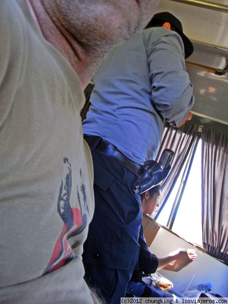 manos arriba!
policía apuntándome con una pistola durante todo el viaje en bus a Colonia Pellegrini en Argentina
