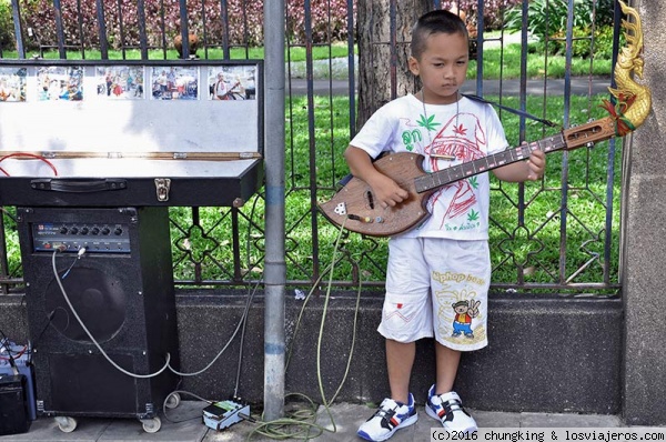 pequeño rockero en chatuchak
rockerito callejero por los alrededores de Chatuchak
