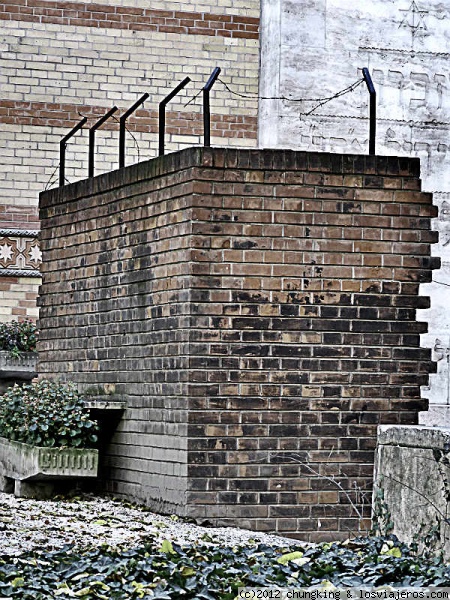 muro en el ghetto judío de Budapest
muro en el ghetto judío de Budapest
