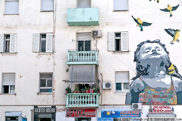 un típico edificio pintado en Vlore
edificio de Vlore
