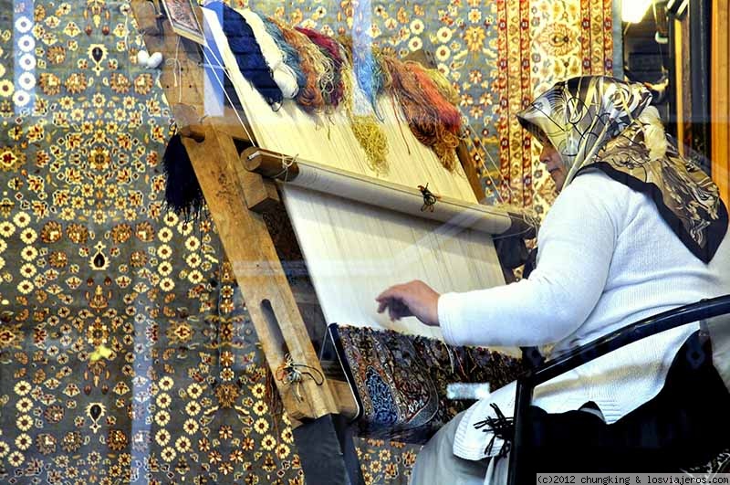 Viajar a  Turquia: Primark Tiendas - tejedora en el escaparate de una tienda de alfombras de Sultanahmet (Primark Tiendas)
