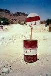 blanco y rojo
seña tráfico al hajarain yemen