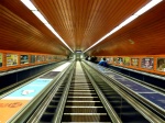escaleras mecánicas de bajada a los andenes del metro Budapest
escaleras mecánicas bajada a los andenes del metro Budapest