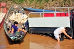 un laosiano currando y los demás mirando
Mekong escena lavacoches
