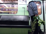 pasajero del metro de Budapest con un manojo de hierbas