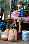 Laos: el peque y las bolsas de la compra