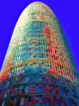torre agbar en Barcelona, sobre croma azul