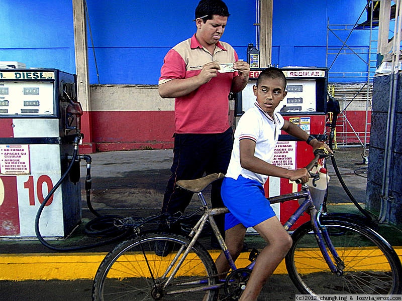 Travel to  Costa Rica: Lena Gasol 2025 - una gasolinera en Cariari (Lena Gasol 2025)