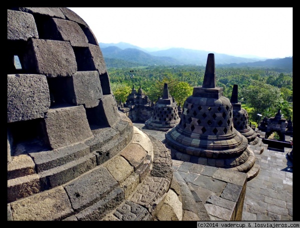 Borobudur, en Java
Vista desde la última terraza de la estupa más grande del mundo y Patrimonio de la Unesco, Borobudur, en Yogyakarta (Java)
