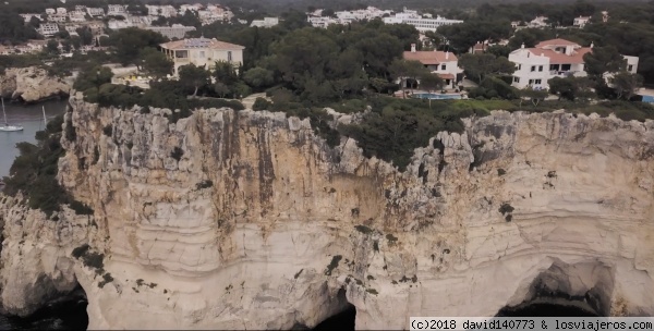 Lateral de Cala Galdana desde nuestro dron
Vista captada de nuestro dron del lateral de Cala Galdana. Hicimos un vídeo de nuestro viaje a Menorca con las mejores imágenes:
https://youtu.be/bTgAG_atJ18
